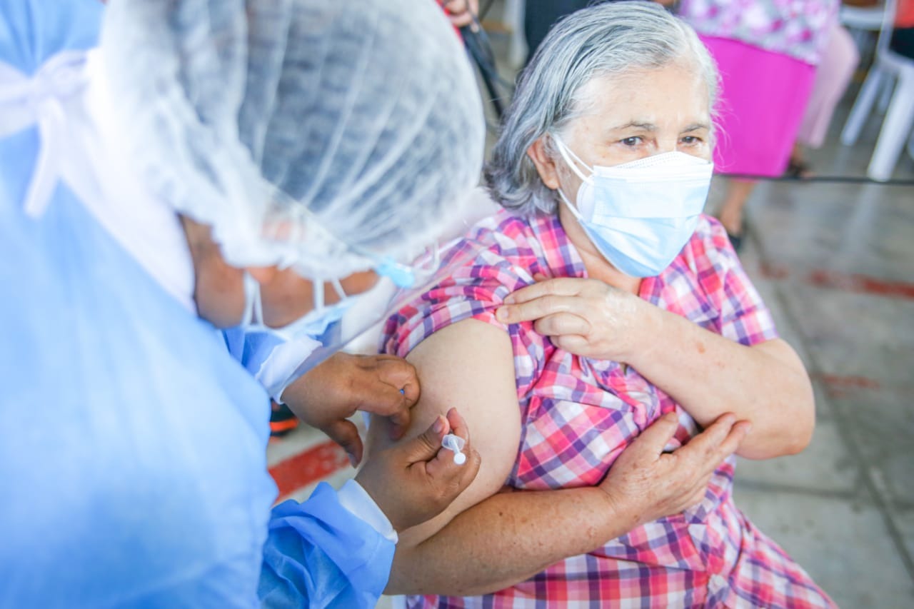 habitantes-de-nueva-ocotepeque-comienzan-a-recibir-la-primera-dosis-de-las-vacunas-donadas-por-el-salvador